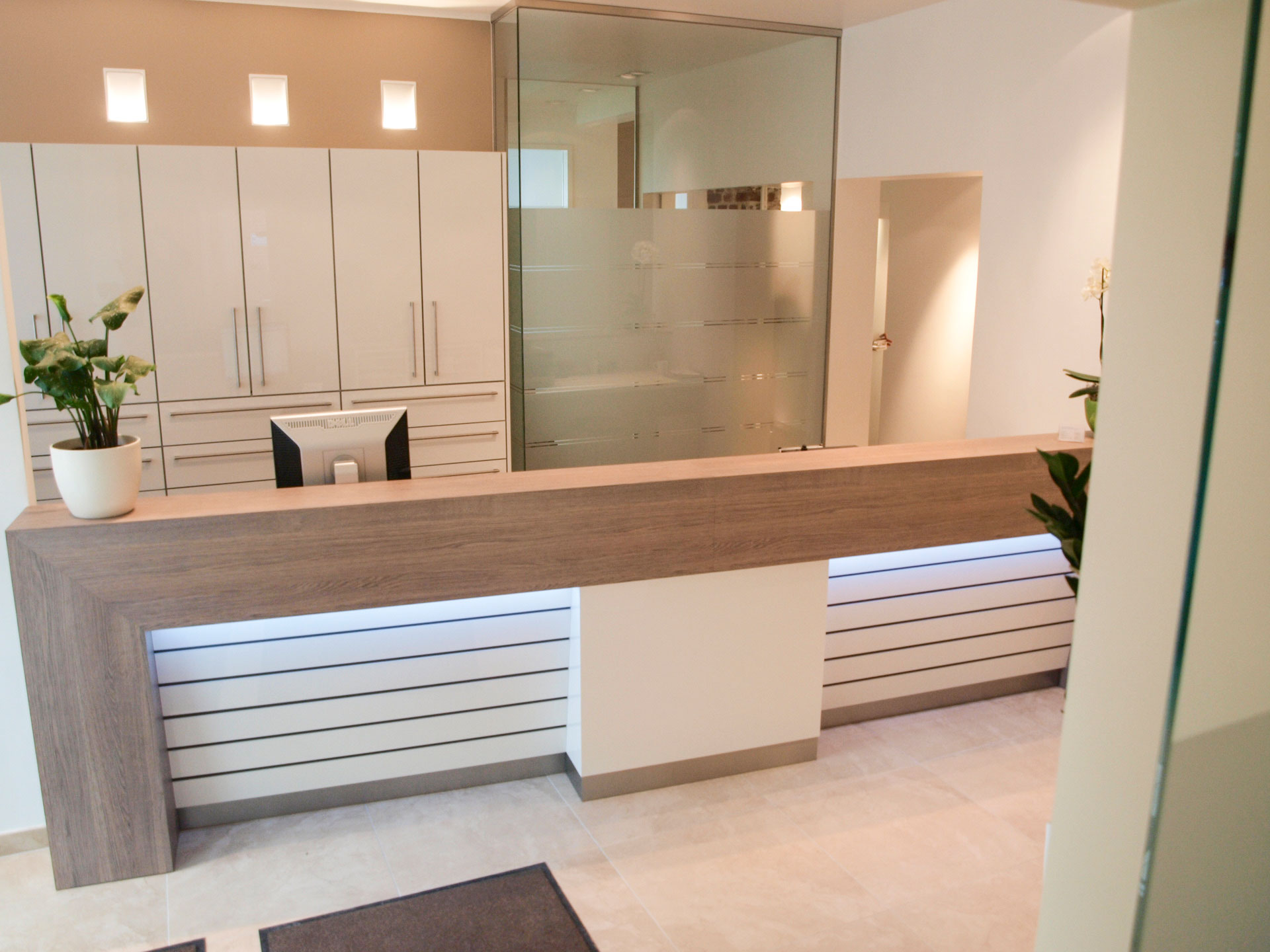 Empfangstheke Arztpraxis vom Tischler Aachen