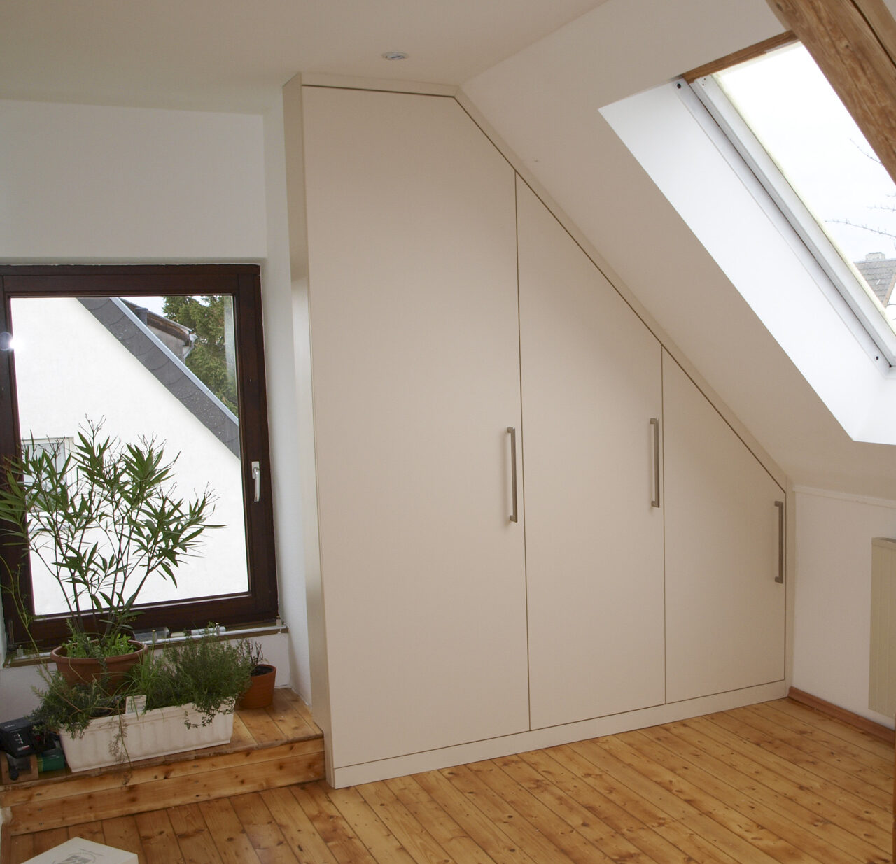 Maßgefertigter Innenausbau im Dachgeschoss mit individueller Möbelanfertigung unter der Dachschräge