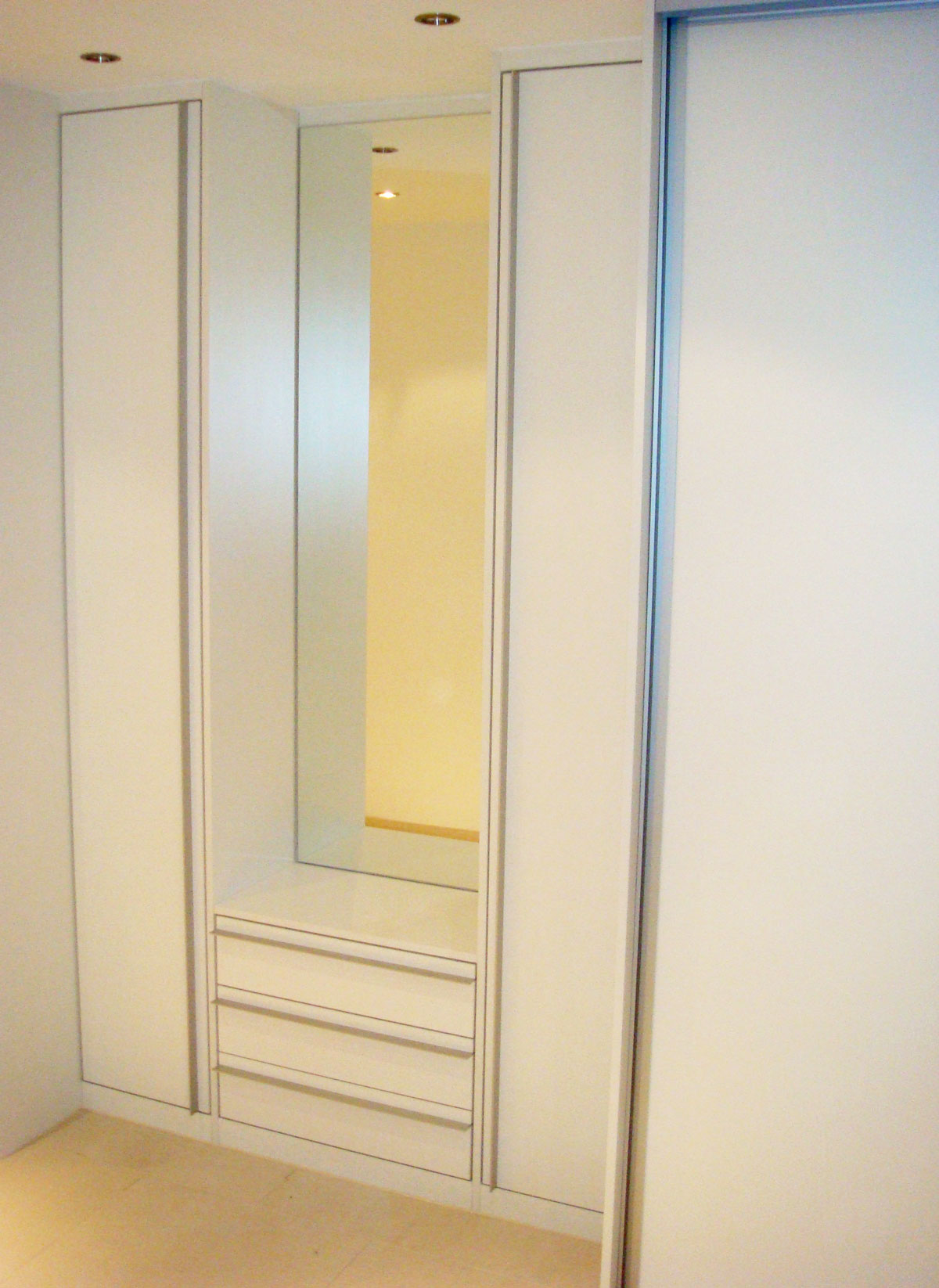 Eleganter Kleiderschrank mit Gleittüren nach Maß