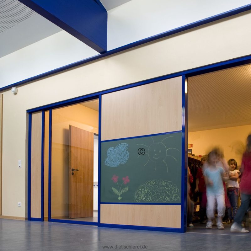 Maßgefertigte Gleittür aus Holz – hochwertige Schreinerarbeit